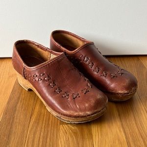 Super cute vintage Tom McAn clogs in cognac